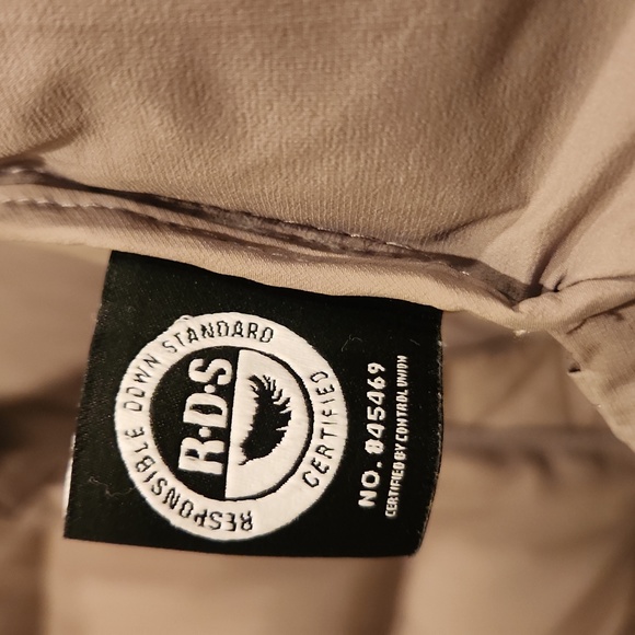 ARITIZIA - TNA - SUPER PUFF JACKET- womans LG. Taupe. New in bag. removable hood - Picture 13 of 16